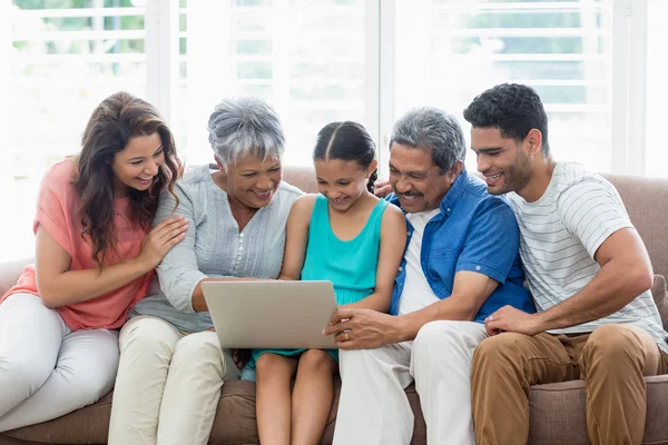 Glückliche Mehrgenerationenfamilie mit Laptop im Wohnzimmer — Stockfoto