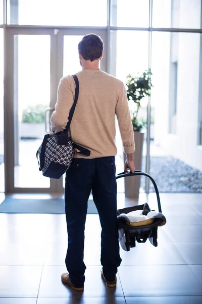 Homem saindo do hospital com bebê — Fotografia de Stock