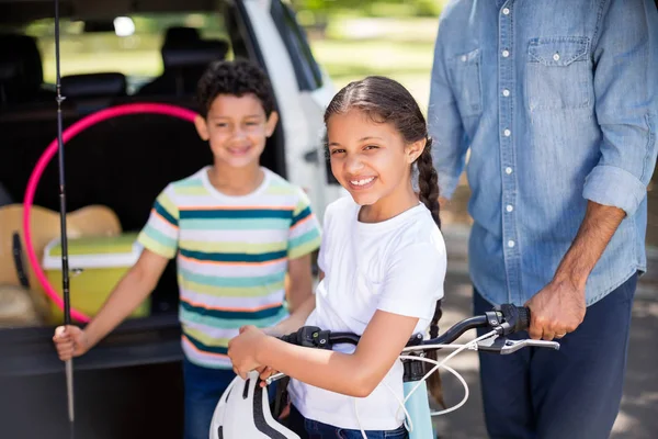 Vater mit Sohn und Tochter amüsieren sich im Park — Stockfoto