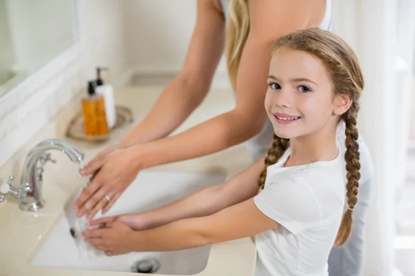 Mutter und Tochter waschen sich im Waschbecken die Hände — Stockfoto