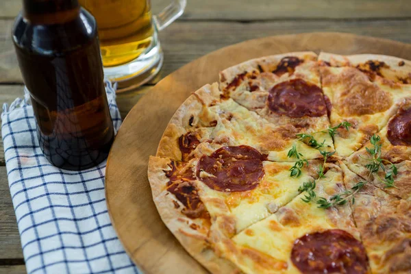 Pizza italiana servida en una bandeja — Foto de Stock