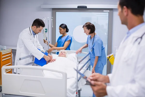 Lekarze badając pacjenta w oddziale — Zdjęcie stockowe