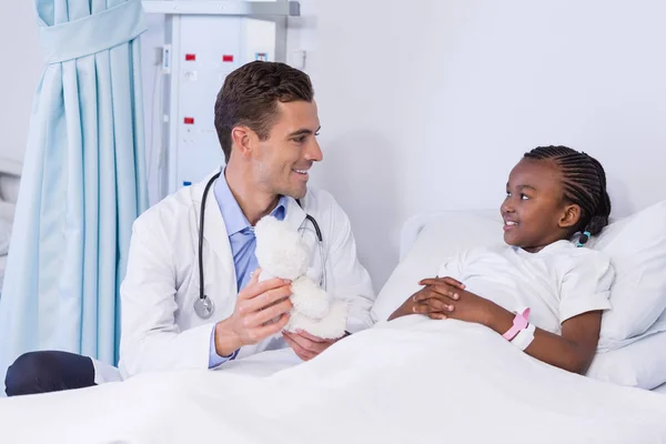 Doctor hablando con una paciente chica —  Fotos de Stock