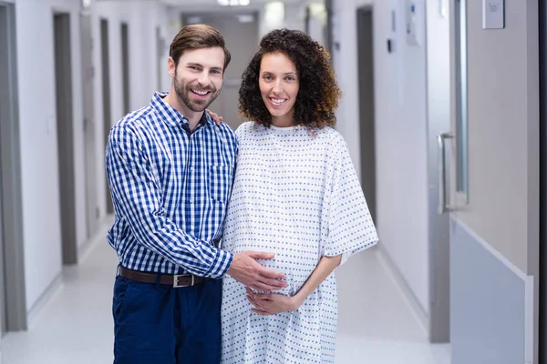 Retrato de pareja feliz de pie en el pasillo — Foto de Stock