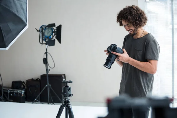 Fotógrafo masculino revisando fotos capturadas — Foto de Stock