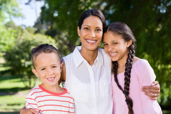 Portret van een moeder met haar kinderen in het park staan — Stockfoto