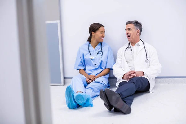 Doctors interacting with eachother in corridor — Stock Photo, Image