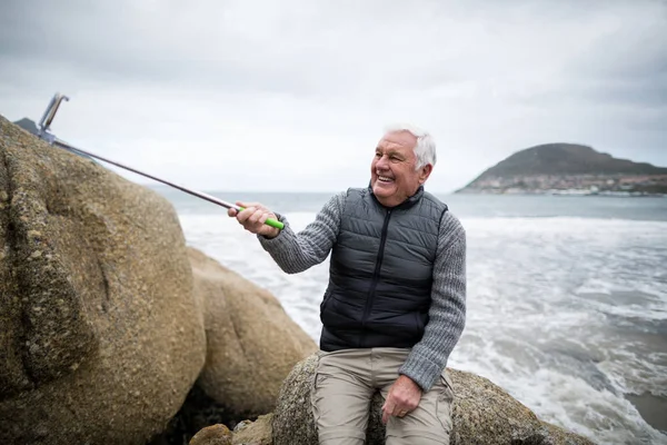 Senior macht Selfie vom Selfie-Stick — Stockfoto