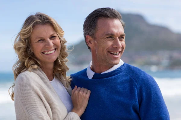 Pareja madura disfrutando en la playa —  Fotos de Stock