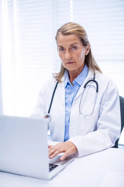 Portret van vrouwelijke arts met behulp van laptop — Stockfoto