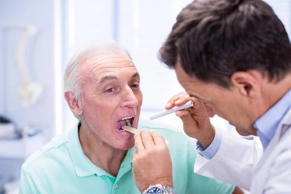 Dokter memeriksa mulut pasien senior. — Stok Foto