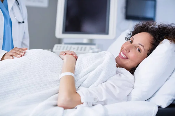 Retrato de la mujer embarazada sonriendo durante la ecografía — Foto de Stock