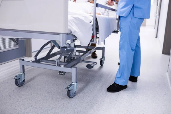 Baixa secção de um médico que leva o paciente para o teatro de operações — Fotografia de Stock