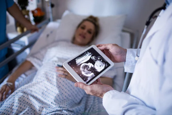 Erkek doktor ultrason rapor dijital tablet bakarak — Stok fotoğraf