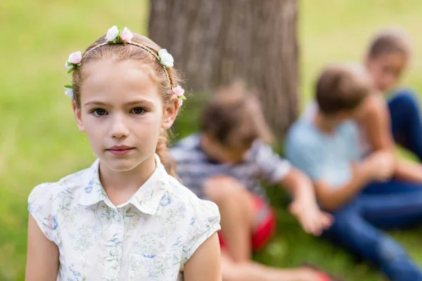 Menina de pé no parque — Fotografia de Stock