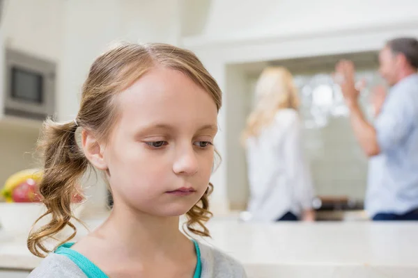 Ragazza triste ascoltare i suoi genitori litigare — Foto Stock