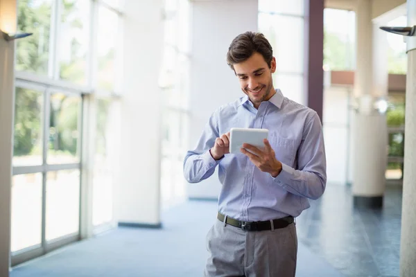 Zakenman die digitale tablet gebruikt — Stockfoto