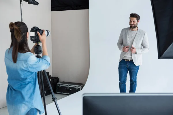 Modelo masculino posando para una sesión de fotos — Foto de Stock