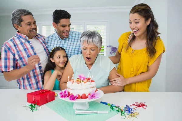 Família multigeração feliz celebrando festa de aniversário — Fotografia de Stock