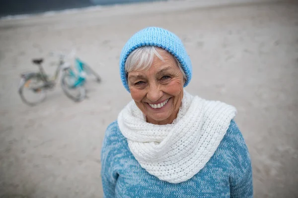 Retrato de una mujer mayor de pie en la playa — Foto de Stock