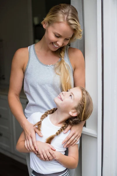 Mãe sorridente interagindo com a filha — Fotografia de Stock