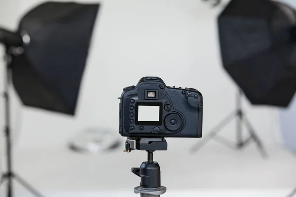 Цифровая камера на штативе в студии — стоковое фото