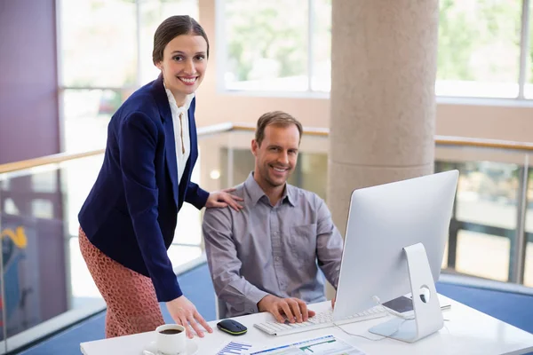 Businessman interacting with colleague at desk — Stock Photo, Image