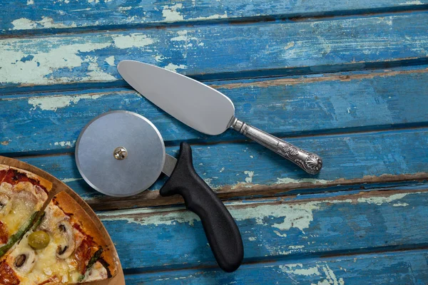 Italiensk pizza serveras på pizza bricka med fräs och kniv på planka — Stockfoto