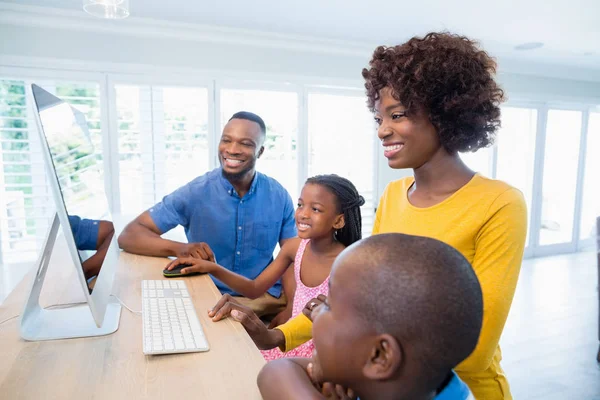 Família feliz usando computador na sala de estar — Fotografia de Stock