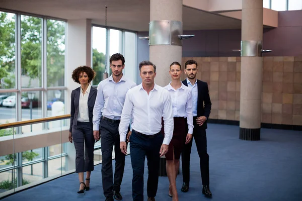 Executivos de negócios caminhando em um lobby do centro de conferências — Fotografia de Stock