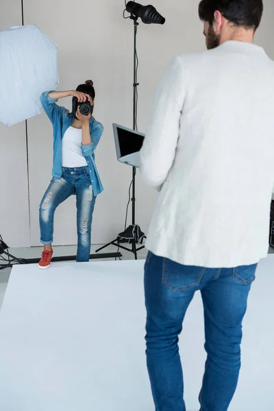 Modelo masculino posando para fotógrafo —  Fotos de Stock