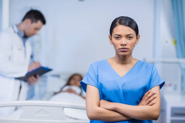 Портрет медсестры, стоящей со скрещенными руками — стоковое фото