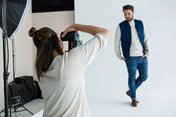 Modelo masculino posando para sesión de fotos —  Fotos de Stock