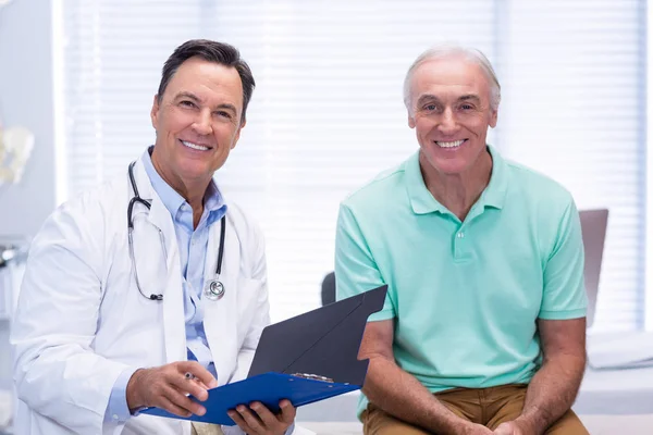 Retrato del médico sonriente y paciente mayor — Foto de Stock