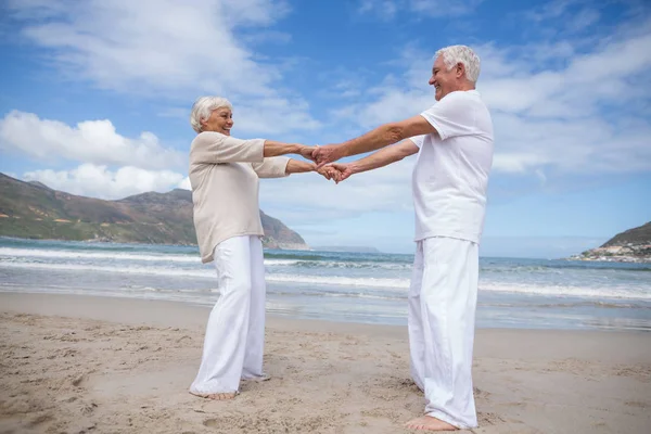 Couple aîné s'amuser ensemble à la plage — Photo