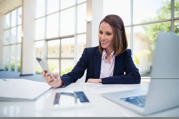 Businesswoman Sitting Desk Using Mobile Phone Conference Center — Stock Photo, Image