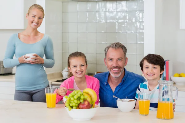 Ευτυχισμένη οικογένεια που παίρνει πρωινό στην κουζίνα — Φωτογραφία Αρχείου