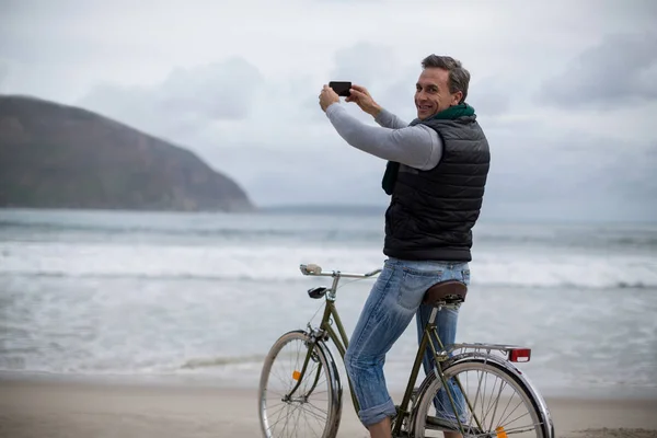 Volwassen man fotograferen landschap via mobiele telefoon — Stockfoto