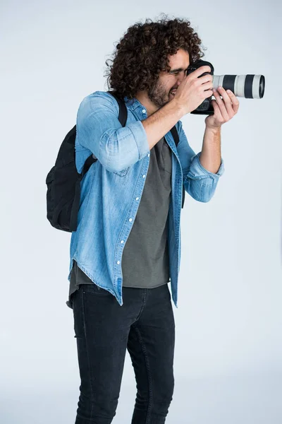 Fotógrafo con cámara digital en estudio — Foto de Stock
