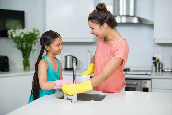 Mãe assistindo sua filha no vaso de limpeza — Fotografia de Stock