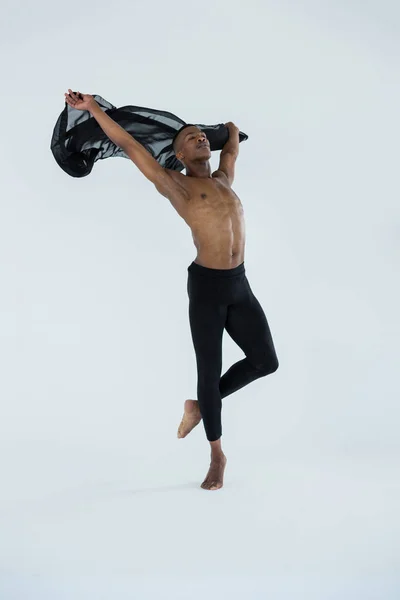 Bailarino praticando dança de balé — Fotografia de Stock