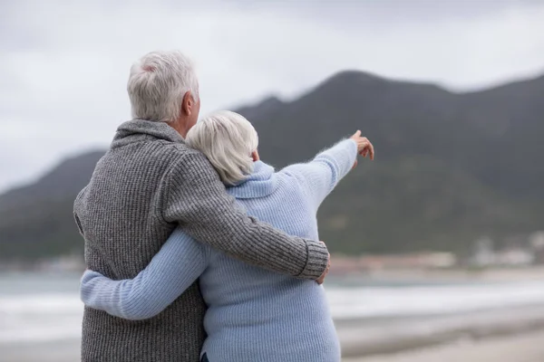 Couple sénior s'embrassant sur la plage — Photo