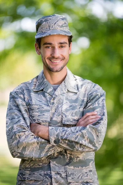 Портрет солдата, улыбающегося в парке — стоковое фото