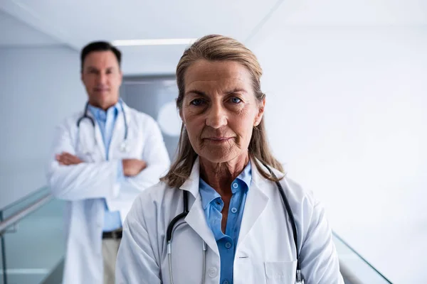 Portrait de médecin féminin et masculin debout dans le couloir — Photo