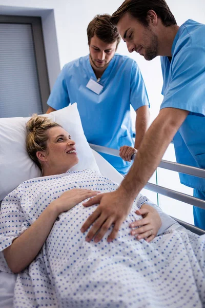 Médecins examinant la femme enceinte — Photo