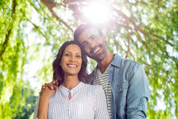 Romantische paar glimlachend in park — Stockfoto