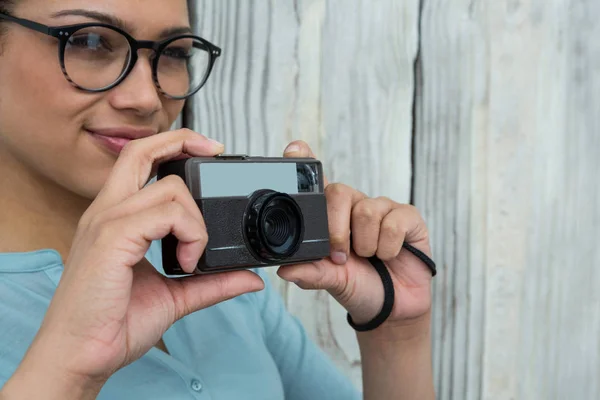 Photographer with old fashioned camera — Stock Photo, Image