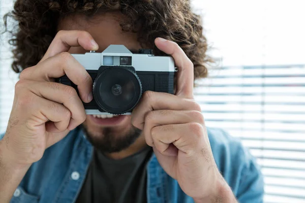 Male photographer with old fashioned camera — Stock Photo, Image