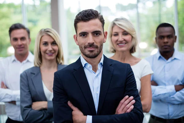 Bedrijfsleiders met armen gekruist conferentiecentrum — Stockfoto