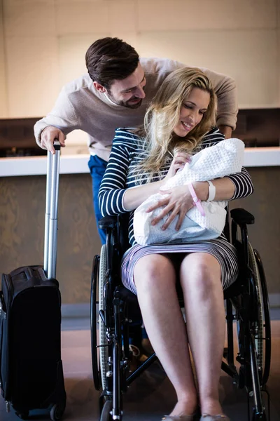 Casal segurando seu bebê recém-nascido — Fotografia de Stock